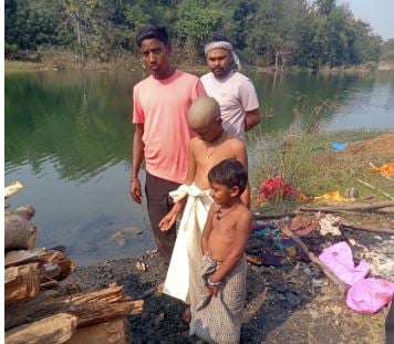 जब पांच साल की मासूम बेटी ने पिता को दी मुखाग्नि, छलक पड़े सभी के आंसू