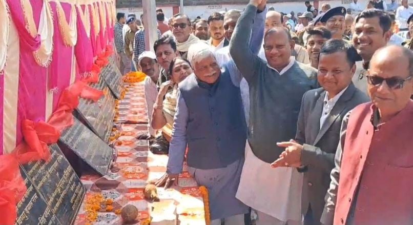 जनता की समस्याओं का समाधान करना दायित्व, सांसद व विधायक ने दर्जनों योजनाओं का किया शिलान्यास