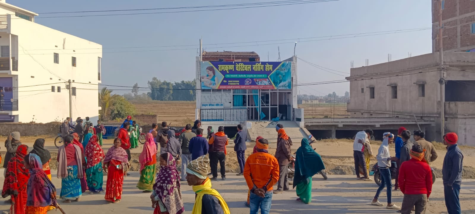 नर्सिंग होम में प्रसव के दौरान महिला की मौत पर हंगामा, अस्पताल छोड़कर भागे डॉक्टर और स्टॉफ, आक्रोशितों ने किया रोड जाम