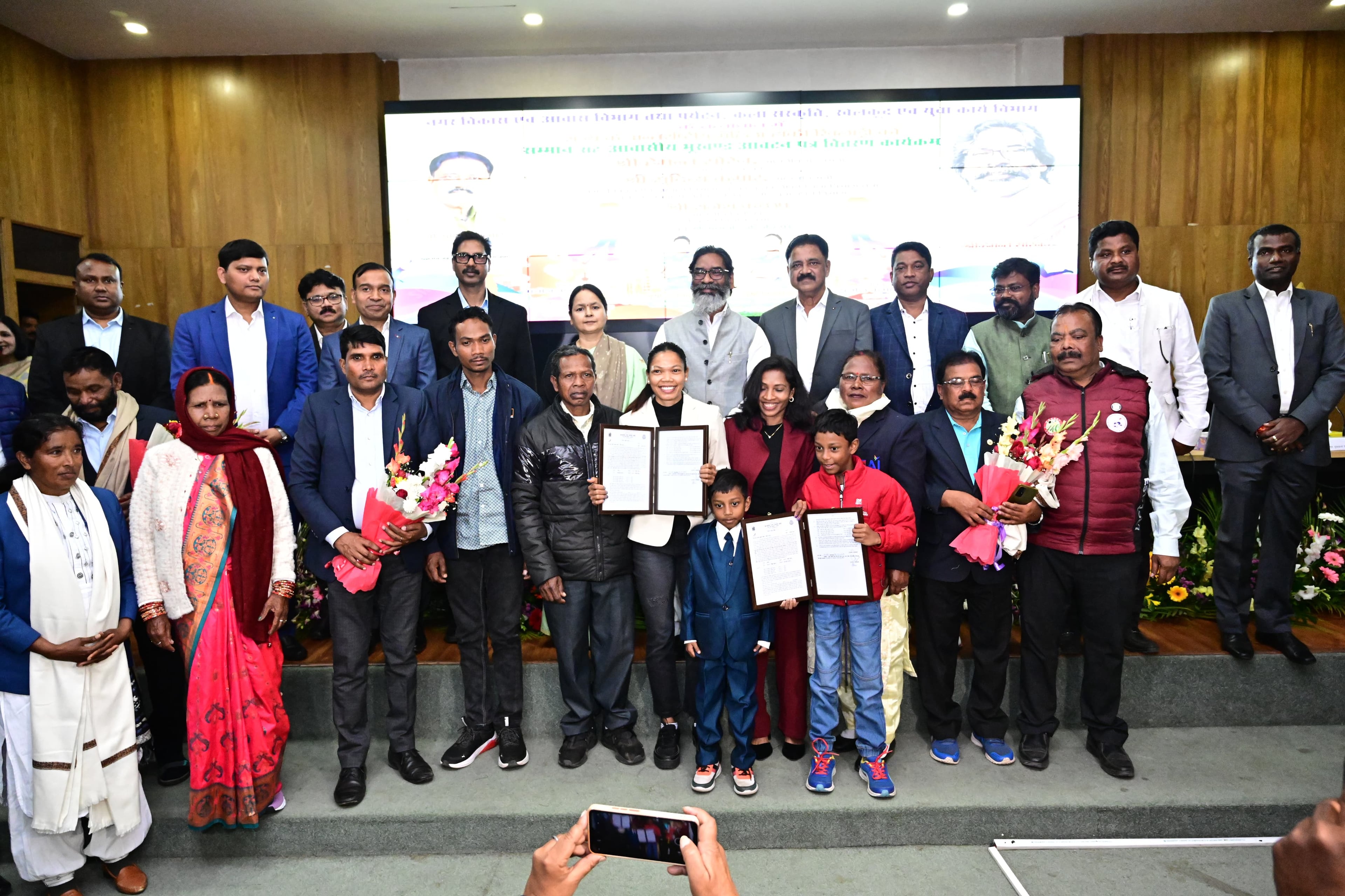 हेमंत सोरेन ने दिया खिलाड़ी बेटियों को जमीन के साथ 35 लाख रुपए, अब बनेगा उनके सपनों का घर