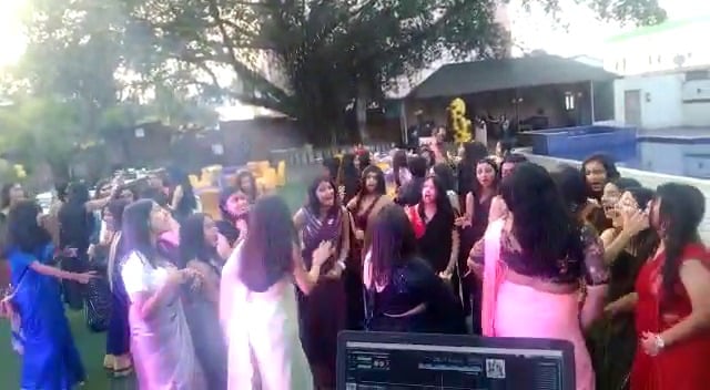 बेपरवाह अभिभावक - शिक्षक : फेयरवेल पार्टी नहीं,  यहां हो रहा कोरोना का वेलकम