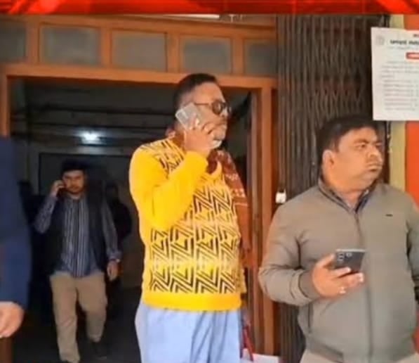 Dhanbad : निगम कार्यालय में निर्वतमान पार्षद पर हमले के बाद कैसे जमीन बचाने को रेस हुआ निगम, पढ़िए