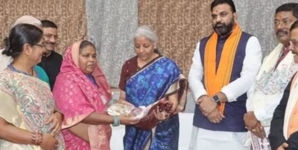 Budget 2025: बजट के साथ वित्त मंत्री की साड़ी ने भी बटोरी सुर्खियां, पढ़ें क्यों साड़ी की हो रही है इतनी चर्चा