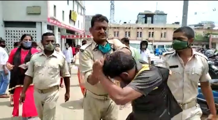 एमजीएम इलाज कराने आयी महिला के साथ छेडखानी,महिला और गार्ड ने जमकर की पिटाई