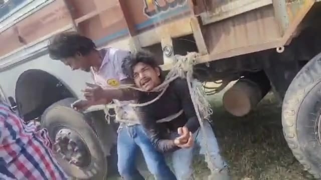 चोर होने की आशंका पर ट्रक में बांधकर युवकों को पीटा,जब पुलिस को सूचना मिली तो क्या हुआ जानिए
