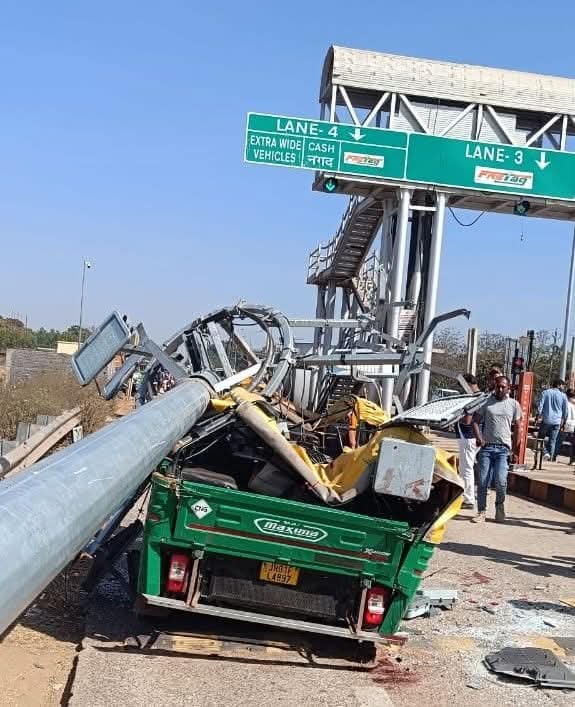 Big Breaking : बेड़ो टोल प्लाजा के पास बड़ा हादसा, यात्रियों से भरे ऑटो पर गिरा हाईमास्ट लाइट, 2 की मौत, 4 घायल