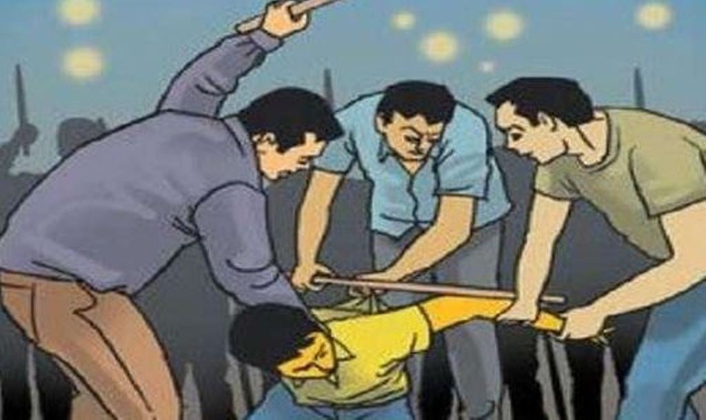 लूटपाट कर रहे तीन बदमाशों को ग्रामीणों ने पकड़ा और कर दी जमकर कुटाई, फिर किया पुलिस के हवाले