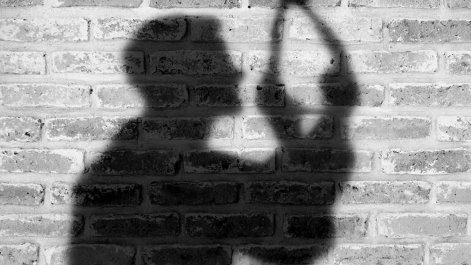 शिक्षा के मंदिर में पेड़ पर झूलता मिला छात्र का शव, हत्या या आत्महत्या की गुत्थी सुलझाने में जुटी पुलिस