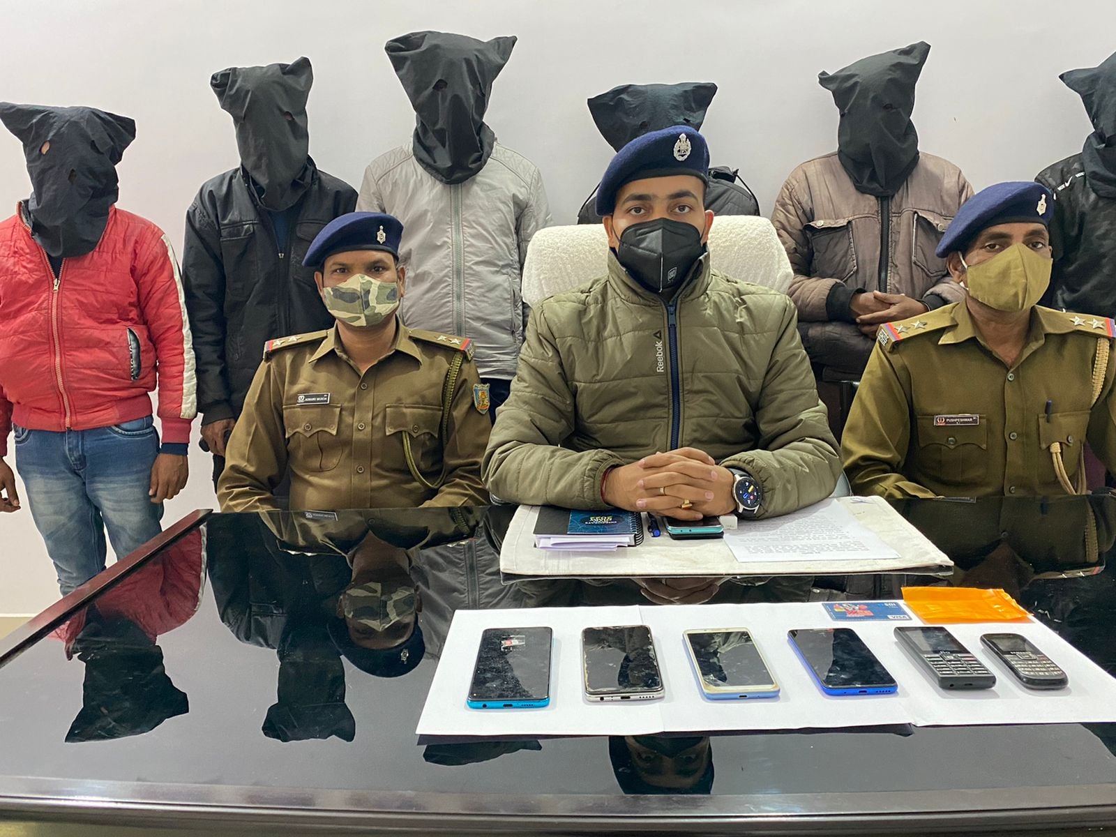 देवघर में फिर धराए 6 साइबर अपराधी, फर्जी बैंक मैनजर बन कर करते थे ठगी