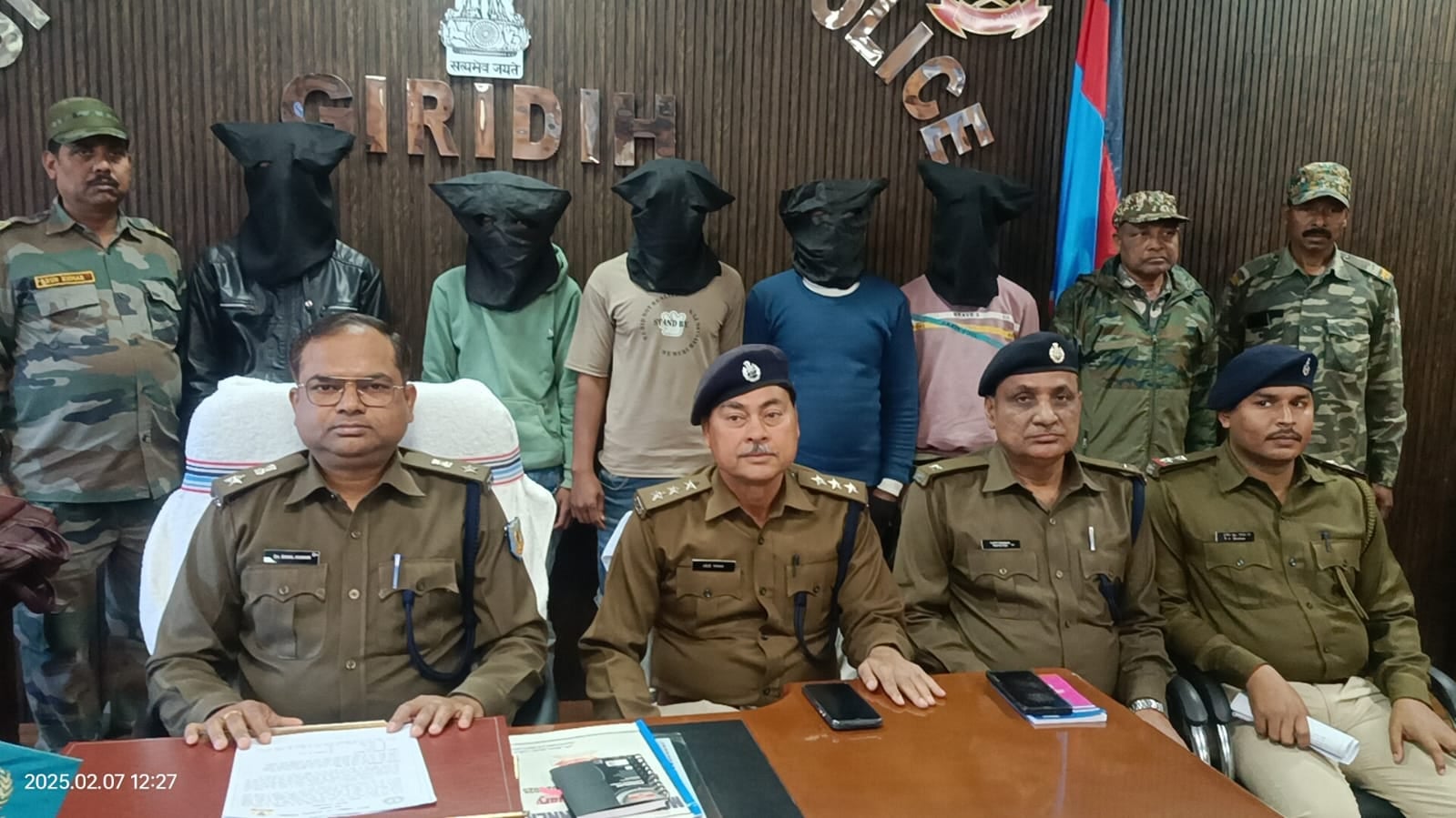 गिरिडीह पुलिस के हत्थे चढ़े पांच साइबर अपराधी, ये सभी सामान बरामद, पढ़ें कैसे पल भर में खाली कर देते थे खाता