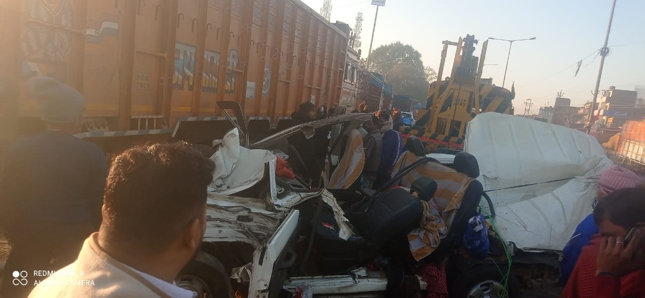 Breaking : हजारीबाग के चरही में सड़क हादसा, तीन महिलाओं की मौत, पांच घायल