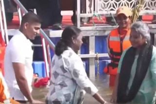 राष्ट्रपति द्रौपदी मुर्मू ने संगम में लगाई डुबकी, गंगा आरती में होंगी शामिल