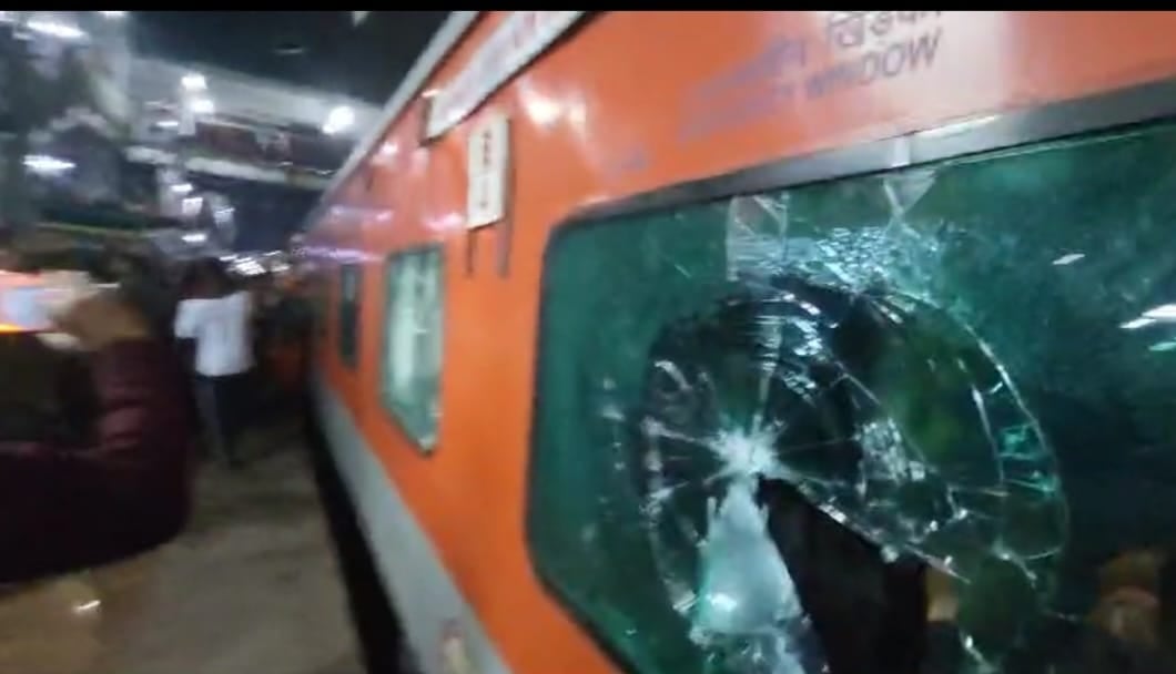 Bihar News:महाकुंभ जानेवाली ट्रेन में नहीं मिली जगह, तो तोड़फोड़ मचाने लगे यात्री, पढ़ें क्या कर रही थी पुलिस