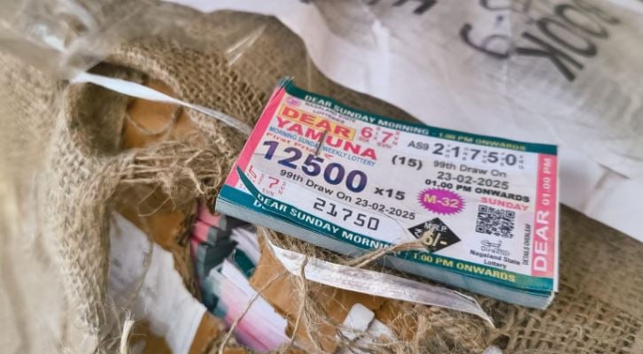 प्रशासन के आंखों में धूल झोंक कर लॉटरी का अवैध कारोबार कर रहें माफिया, लगभग ₹2 करोड़ का लॉटरी जब्त