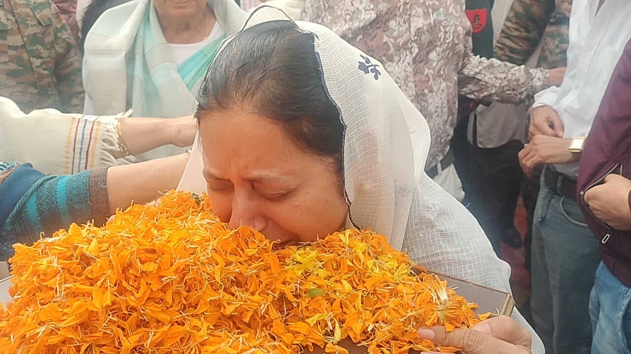 तिरंगे में लिपटे बेटे का शव देख मां बोली- हर जनम तू मेरे ही कोख से जनम लेना