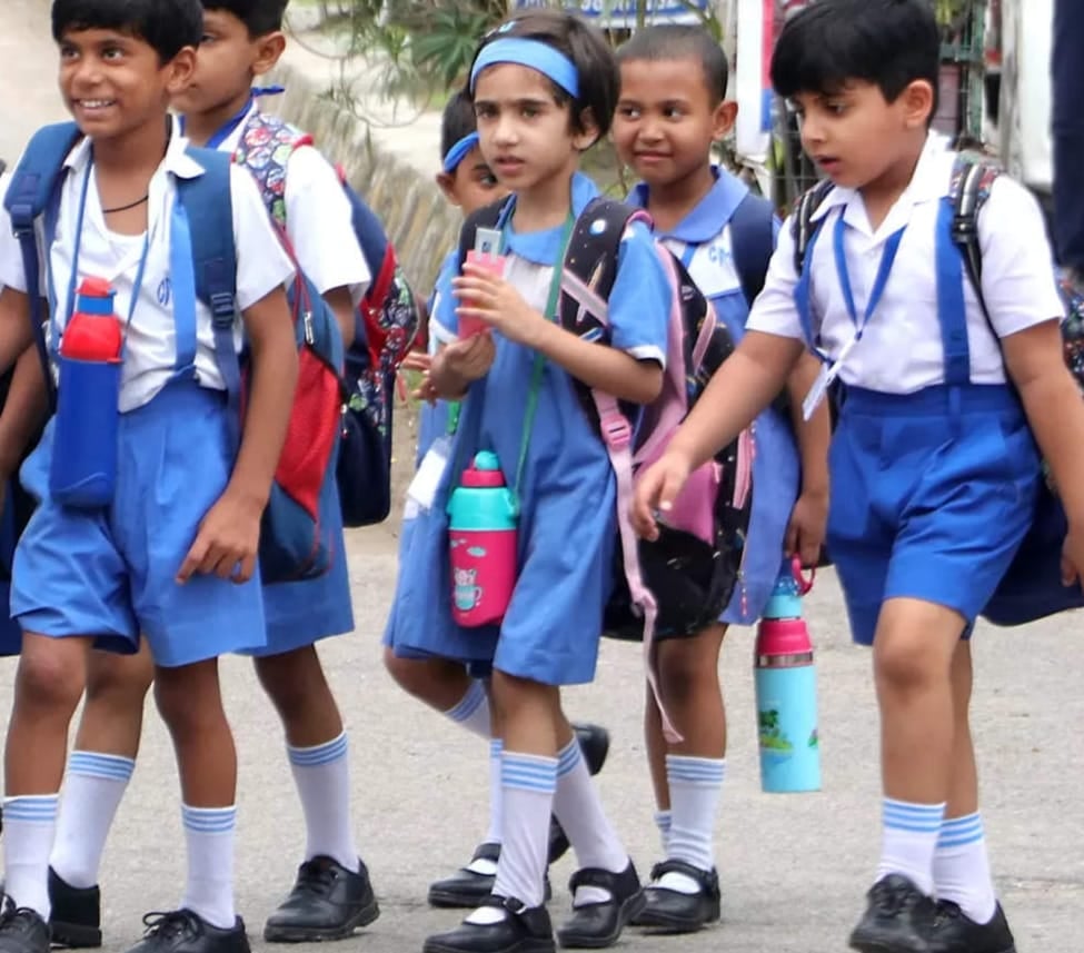 अगर आपके बच्चे पब्लिक स्कूलों में पढ़ते हैं तो क्यों रखना चाहिए घर के बजट पर ध्यान,पढ़िए इस रिपोर्ट में