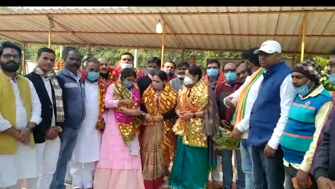 केन्द्रीय मंत्री अन्नपूर्णा देवी ने इटखोरी मंदिर में की पूजा, कहा- यूपी चुनाव में जीतेगी भाजपा