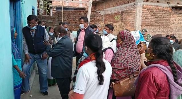 लोहरदगा में घर-घर जा कर उपायुक्त करवा रहे हैं वैक्सीनेशन