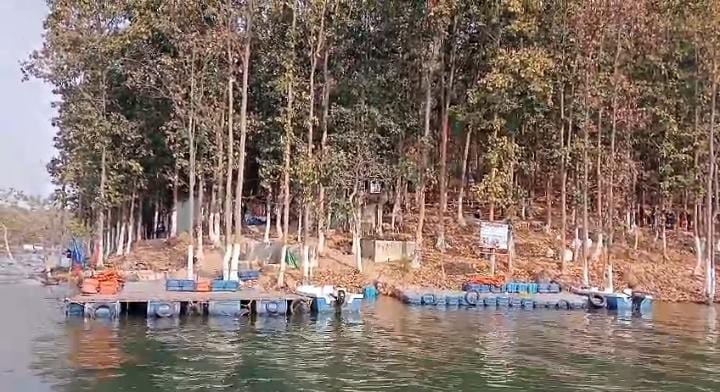 चांडिल में गैरकानूनी तरीके से कराई जा रही है बोटिंग, मछली पकड़ने वाले बोट का हो रहा है गलत इस्तेमाल, अनहोनी का कौन होगा जिम्मेदार?