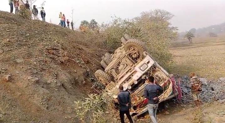 Breaking : हिरणपुर-कोटालपोखर मुख्य सड़क पर भीषण हादसा,10 चक्का हाईवा 20 फीट गहरी खाई में गिरा