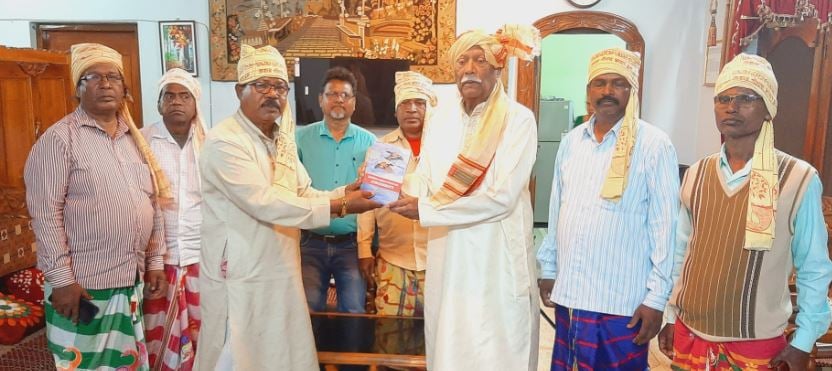 संताल समुदाय की धार्मिक पुस्तक “जोमसिम विनती” का प्रवासी भारतीय डॉ धुनि सोरेन ने किया विमोचन