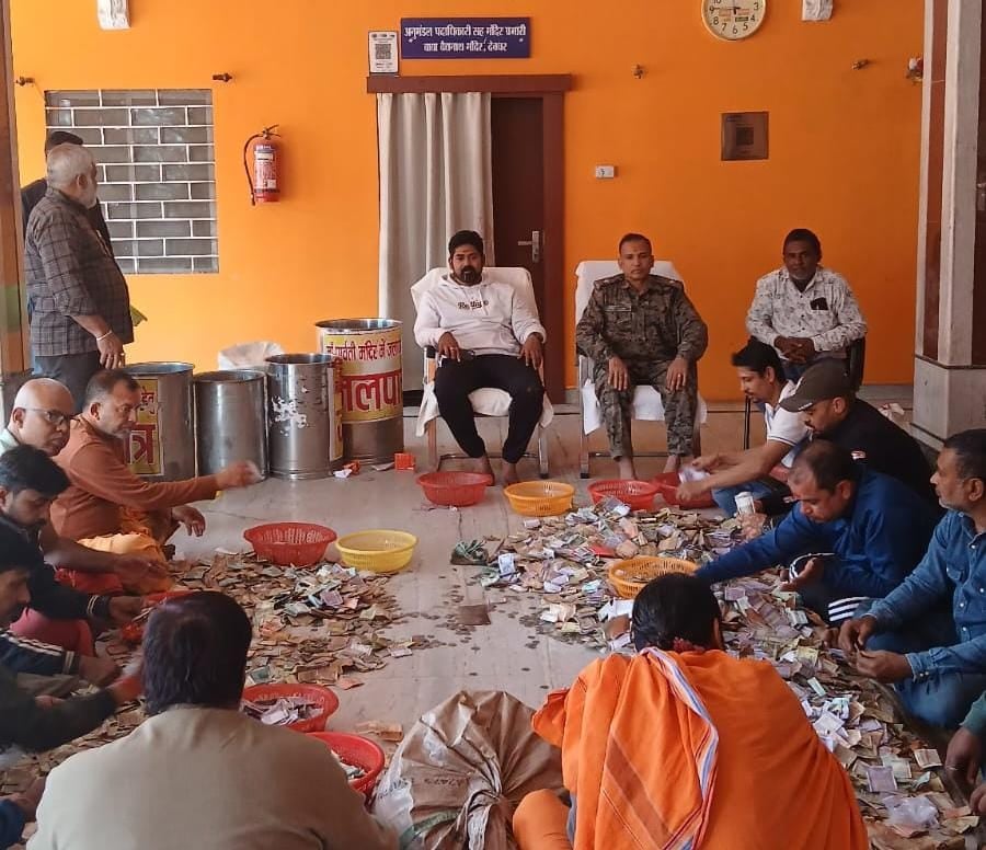 देवघर: कुंभ के कारण बाबा मंदिर की आय में आई गिरावट, एक महीने में दानपात्र से बस इतने रुपए हुए प्राप्त
