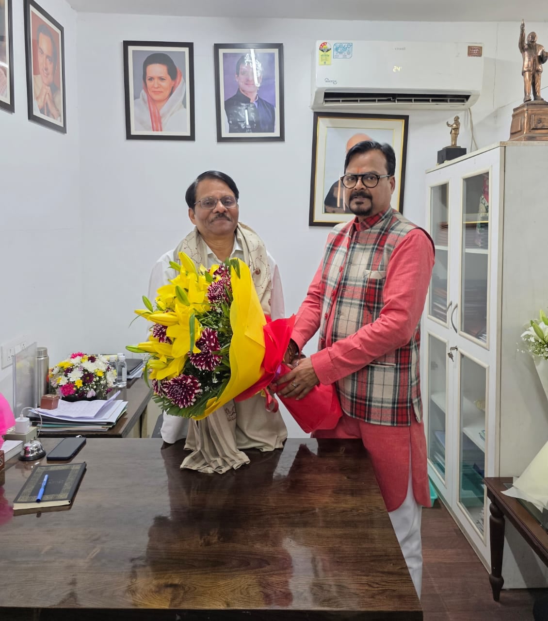 कांग्रेस नेता अशोक सिंह दिल्ली में  मिले झारखंड के नए प्रभारी से,दिया झारखंड आने का निमंत्रण