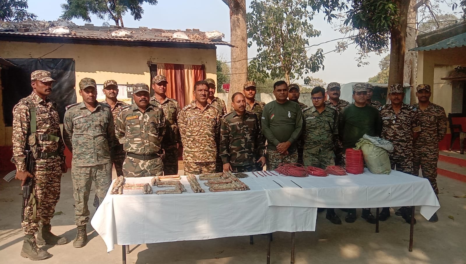 गिरिडीह में हार्डकोर नक्सली के मौजूदगी की सूचना पर चलाया गया सर्च ऑपरेशन, बड़े पैमाने पर विस्फोटक पदार्थ बरामद