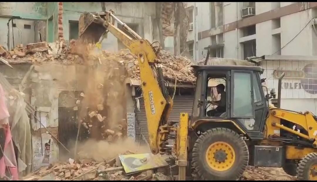 देवघर में जिला प्रशासन सख्त, टावर चौक पर तोड़ा जा रहा सभी जर्जर भवन, मरम्मत के लिए कई बार मालिक को भेजा गया था नोटिस