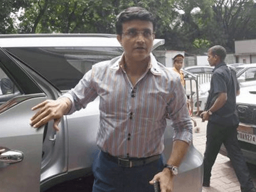 पूर्व भारतीय क्रिकेटर सौरव गांगुली की कार का एक्सीडेंट, बाल-बाल बचे