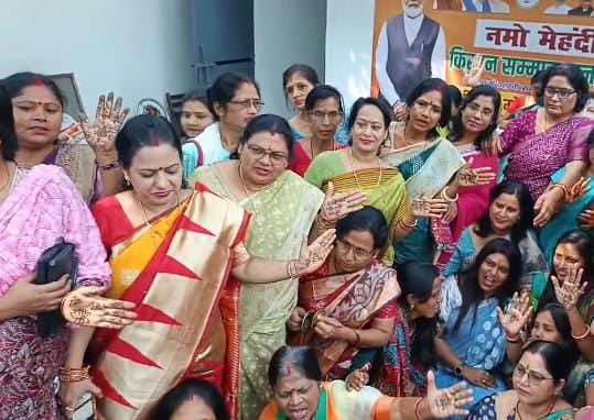 आखिर क्यों पति के नाम की जगह प्रधानमंत्री नरेंद्र मोदी के नाम की मेंहदी रचा रही है बिहार की महिलाएं, पढ़ें  विस्तार से