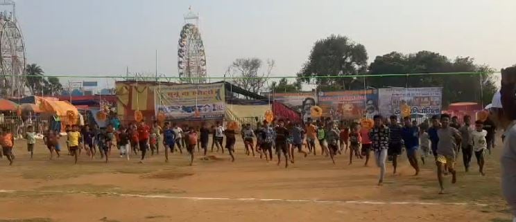 हिजला मेला में कायम है परंपरागत खेलों का जलवा, हाथ पैर बांधकर मासूम को उतरा जाता है मैदान में