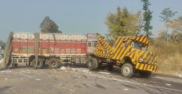 Big Breaking : तैमारा घाटी में भीषण सड़क हादसा, सेब से लदा ट्रक पलटा, मदद कर रहे युवक को टूरिस्ट बस ने कुचला, मौके पर ही मौत