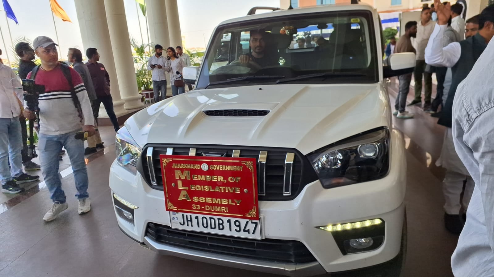 जयराम महतो 1932 के अगुआ तो फिर गाड़ी का नंबर 1947 क्यों! आखिर ऐसा क्या हुआ की अब सरकारी बंगला लेने को तैयार टाइगर