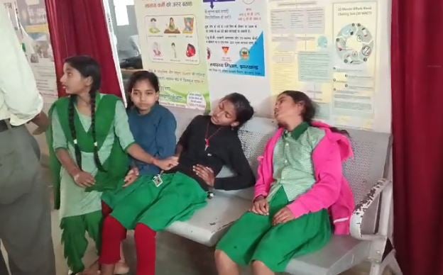 फाइलेरिया की दवा खाने से 13 बच्चियां बीमार, पेट-बदन दर्द की हुई शिकायत, सीएचसी में चल रहा इलाज