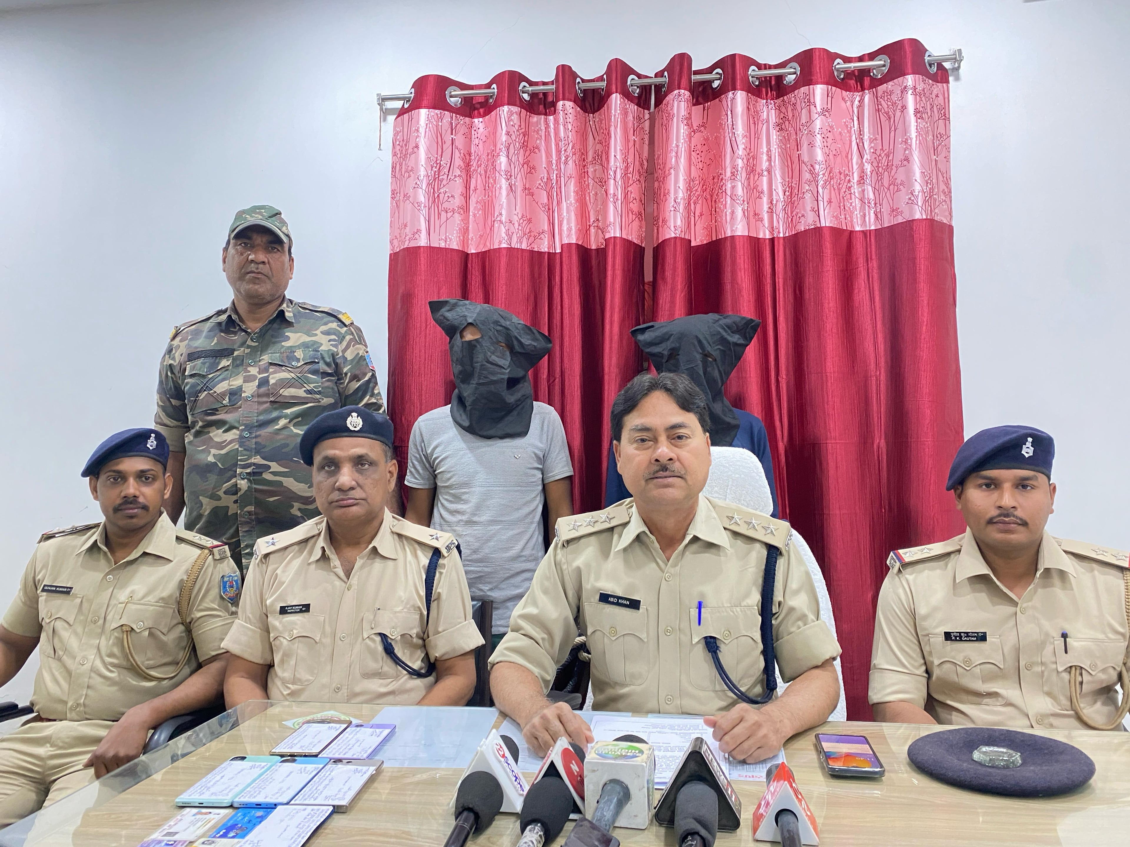 गिरिडीह पुलिस ने दबोचा दो साइबर अपराधियों को, फर्जी लिंक भेज करता था ठगी