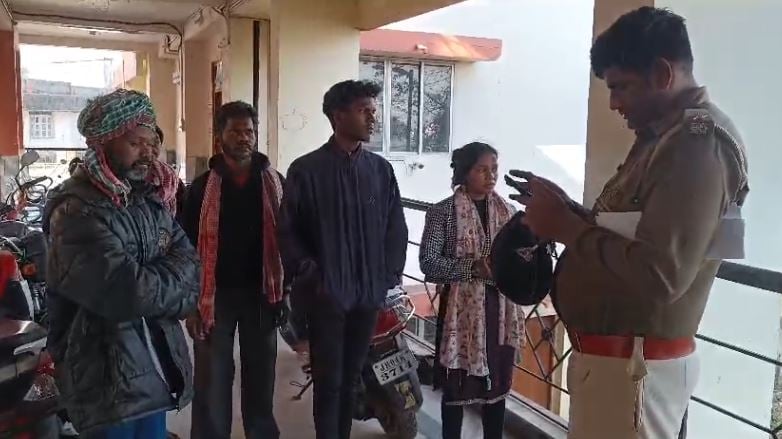 अज्ञात वाहन की चपेट में आने से बाइक सवार दंपत्ति की हुई मौत