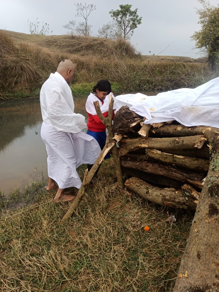 लोहरदगा जिले में बेटी ने पिता को मुखाग्नि दी,  तोड़ी रूढ़िवादी परंपरा