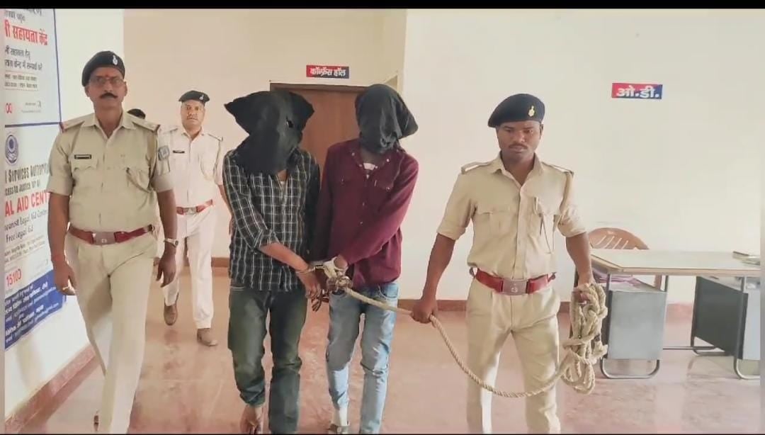 गढ़वा में कार से भारी मात्रा में अवैध अंग्रेजी शराब बरामद, दो युवक गिरफ़्तार