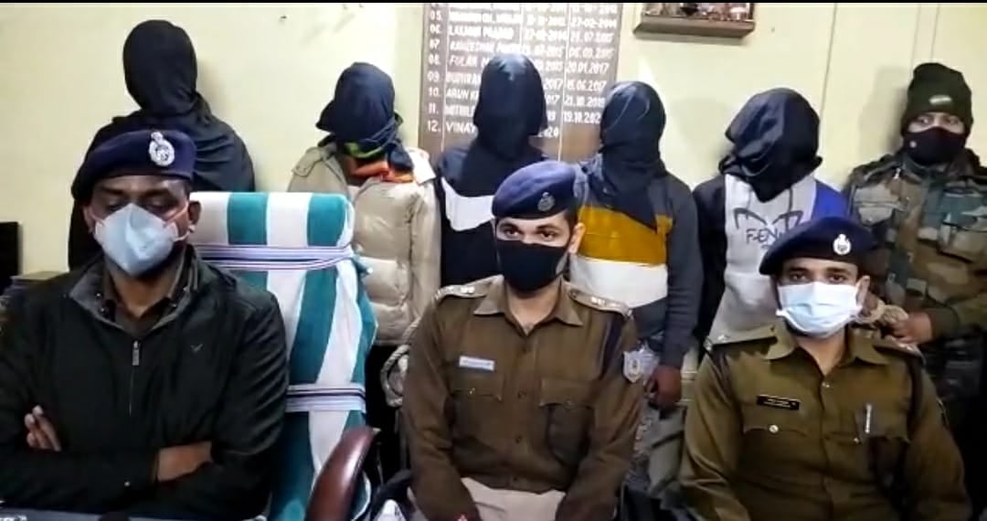 पुलिस को मिली सफलता हत्या और लूट में शामिल 5 आरोपियों  को किया गिरफ्तार