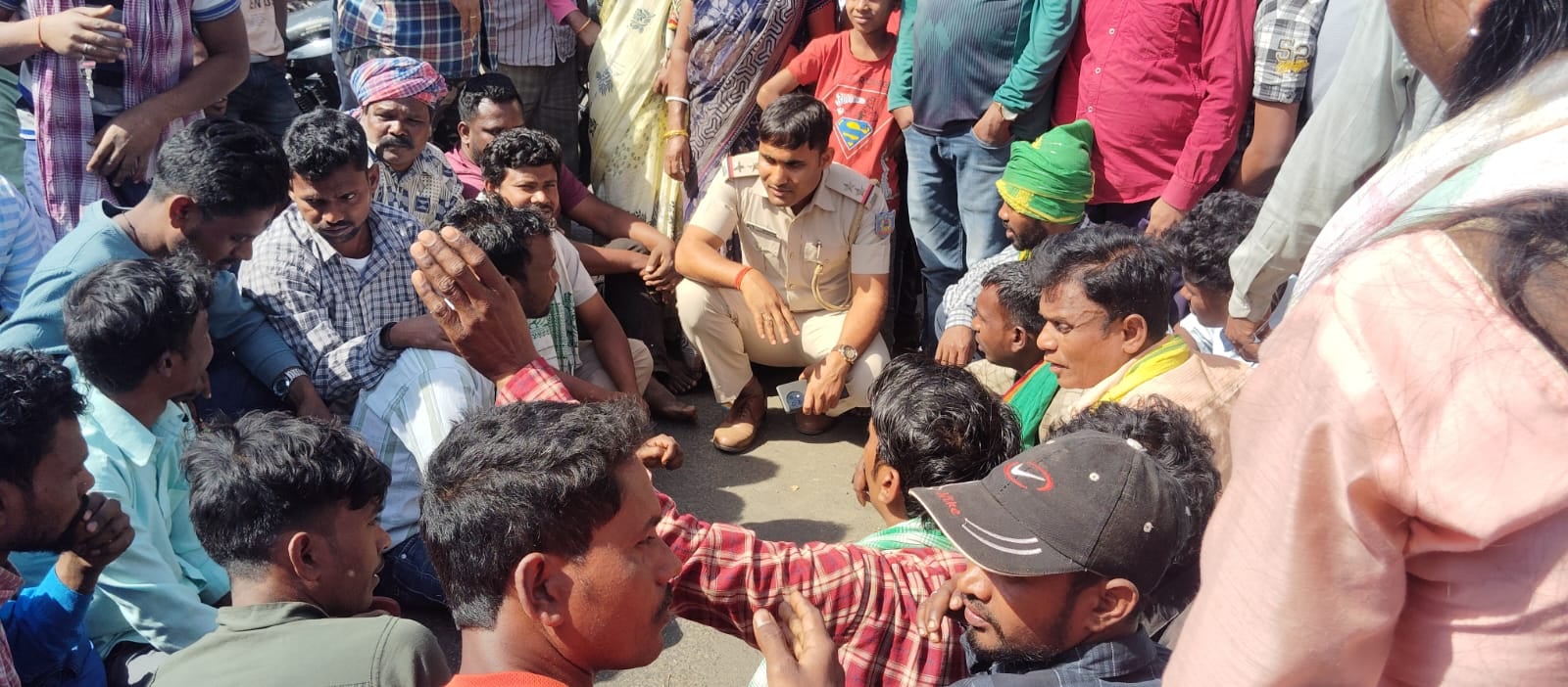 पुलिस की कार्यशैली से नाराज लोगों ने किया थाना का घेराव, सड़क जाम, आवागमन बाधित