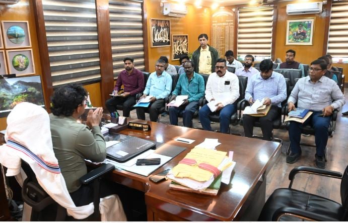 साहिबगंज डीसी ने की पंचायती राज योजनाओं की समीक्षा बैठक, अधिकारियों को  काम में लापरवाही नहीं बरतने का निर्देश