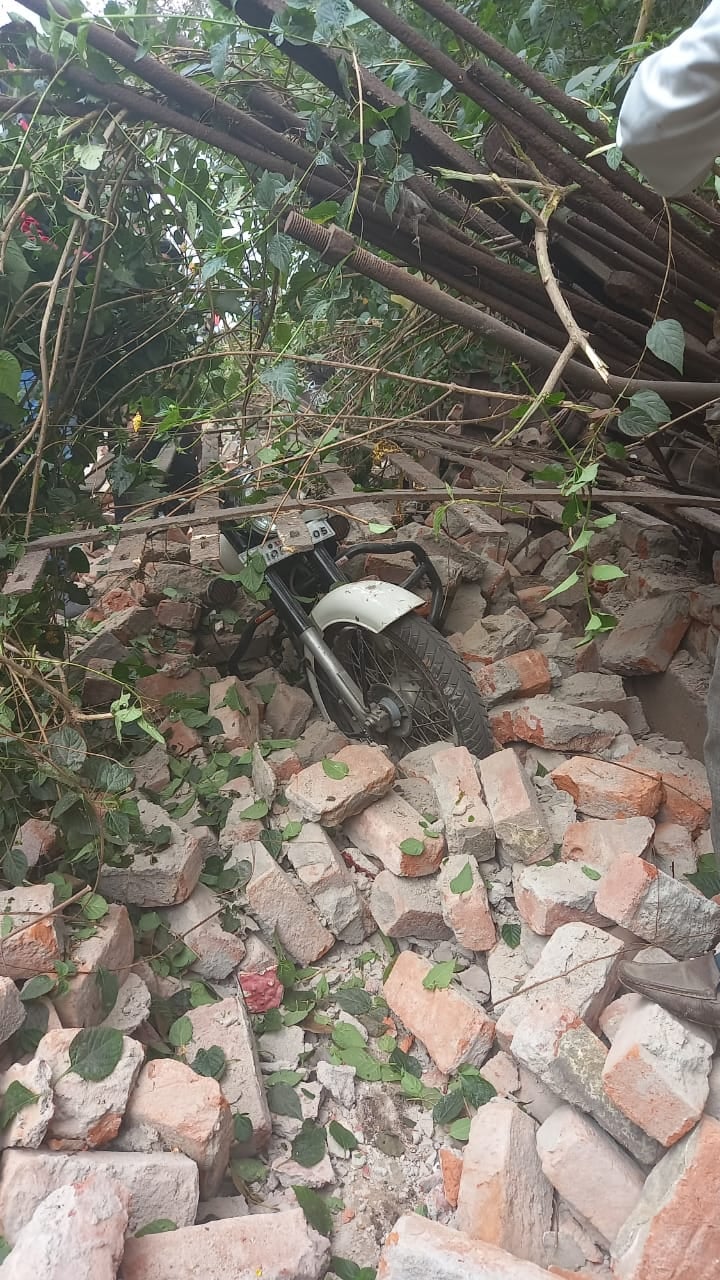 भरभरा कर गिर गई रेलवे पार्सल ऑफिस के सामने की दीवार, तीन वाहन दबे