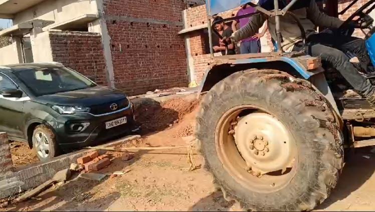 शार्टकट के चक्कर में ले डूबा गूगल मैप! दिखाया गलत रास्ता, नालीनुमा सड़क में फंस गयी कार