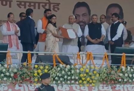 Bihar News: 10,000 शिक्षकों को सीएम नीतीश ने सौंपा नियुक्ति पत्र, विभाग को कहा- ‘नहीं होनी चाहिए शिक्षकों को कोई भी दिक्कत’