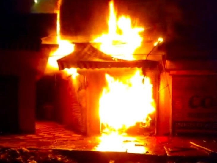 BIG BREAKING : गढ़वा के पटाखा दुकान में लगी आग, चार बच्चे समेत 5 लोगों की जिंदा जलकर मौत