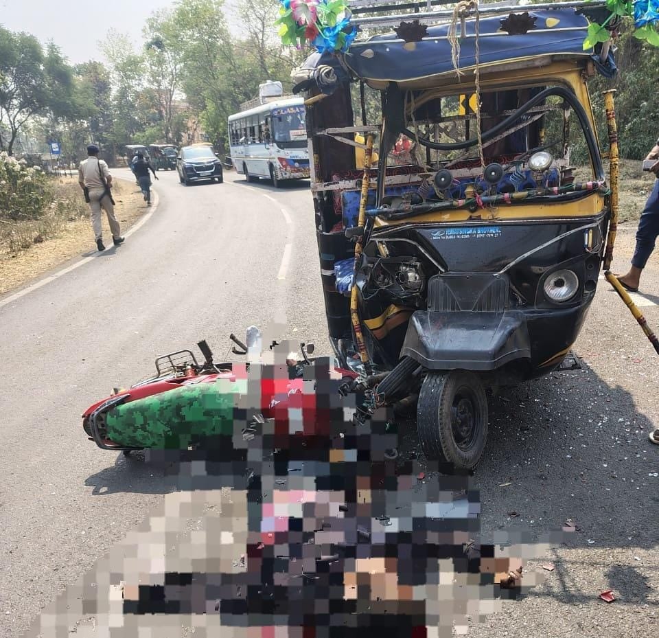 साहिबगंज के तेलों मोड़ में भयानक सड़क हादसा, बाइक और टेम्पो की टक्कर में एक की मौत, कई घायल