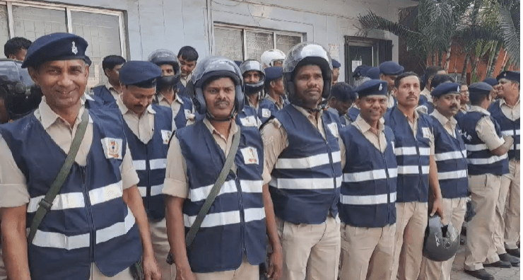 जमशेदपुर : होली को लेकर प्रशासन अलर्ट, ड्यूटी पर तैनात जवानों को दिया गया रेडियम जैकेट