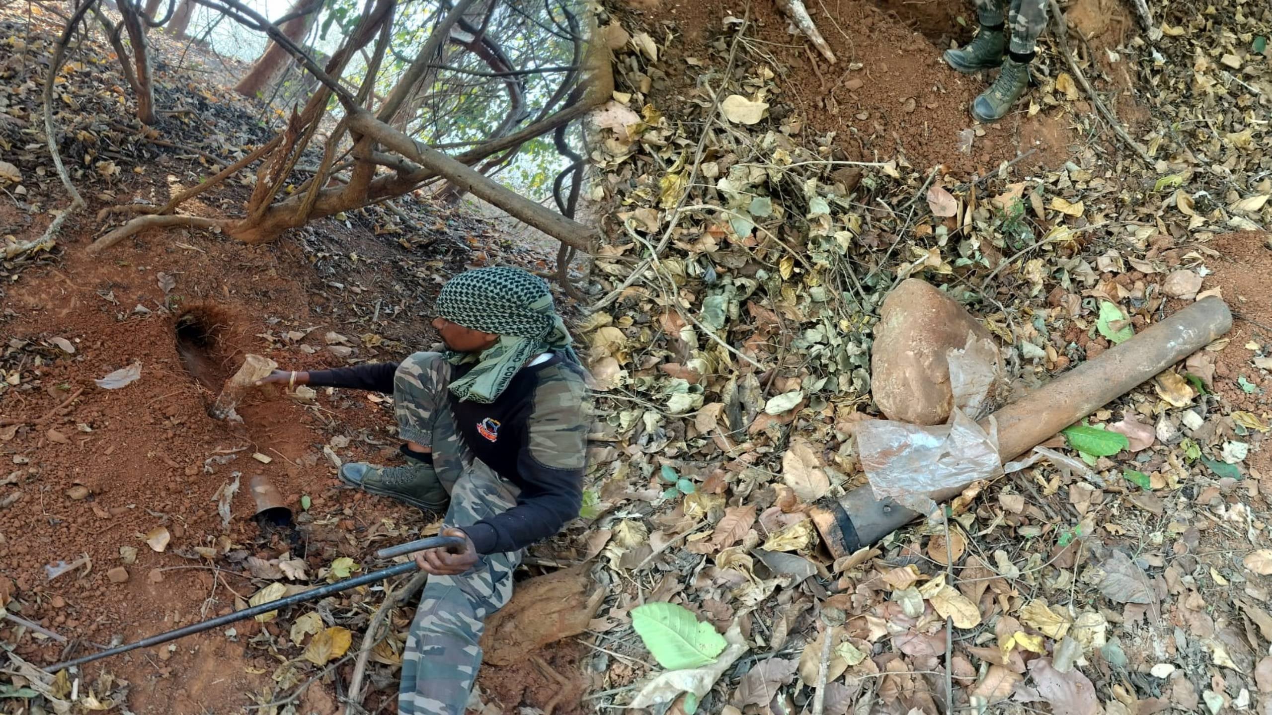 चाईबासा में सुरक्षाबलों को मिली बड़ी सफलता, छोटानागरा जंगल से IED बम किया नष्ट