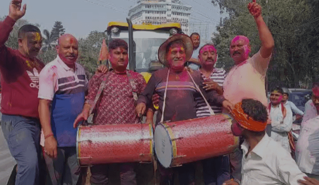 Bihar News: पटना गांधी मैदान में होली मिलन समारोह का आयोजन, पूर्व सांसद ने गले में ढोलक और जेसीबी पर चढ़कर खेली होली